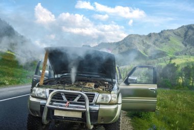 Yaz dağlar karşı ısınmış Suv araba ayakta. Smokey araba motoru. Altay, Rusya Federasyonu