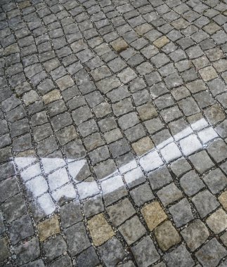 Beyaz ok eski eski kaldırım taşlarına boyanmış.. 