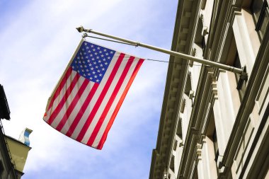 Bir binanın üzerinde asılı Amerikan bayrağına bakıyorum. 