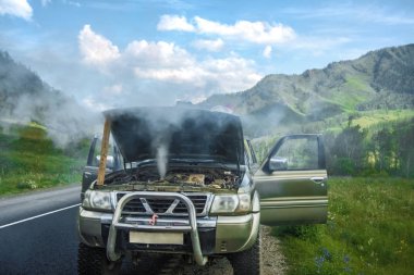 Yaz dağlar karşı ısınmış Suv araba ayakta. Smokey araba motoru. Altay, Rusya Federasyonu