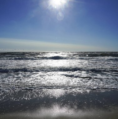 Yaz mevsimi deniz kenarı ve güneşli bir sahilde hiç insan yok. Güneşli sahil arka planı. 