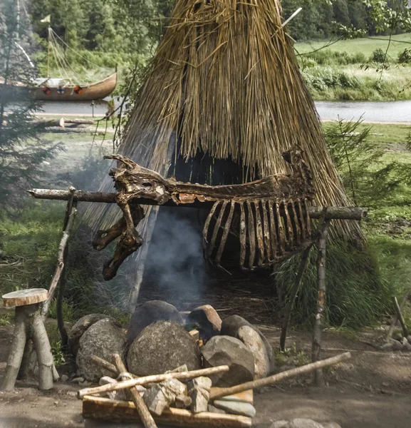 Cocinar Edad Piedra Comida Llamas Frente Choza — Foto de Stock