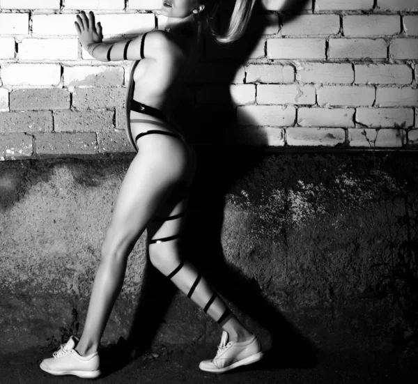 Sexy Cuerpo Semidesnudo Femenino Mujer Joven Posando Sombra Dramática Textura — Foto de Stock