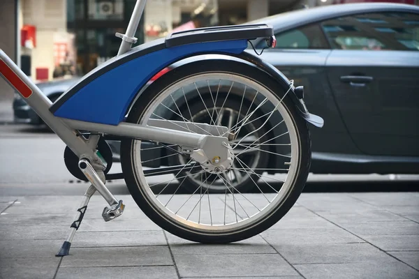 Uno Solo Ciudad Pública Eléctrica Moderna Bicicleta Estacionada Junto Calle —  Fotos de Stock