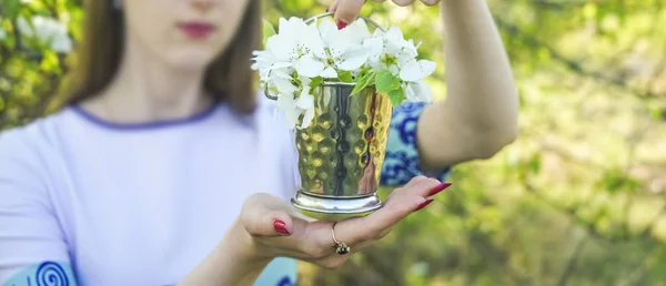 Ein Strauß Frühlingsblumen Den Händen Eines Mädchens Auf Blauem Hintergrund — Stockfoto