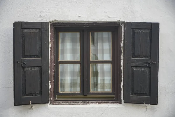 Volets Fenêtre Bois Brun Fenêtre Sur Mur Blanc Avec Volets — Photo