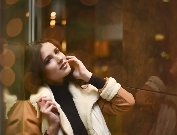 年轻成年女子的肖像站在大商店橱窗边 — 图库照片