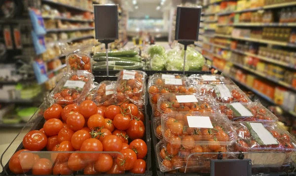 Olika Grönsaker Tomater Gurkor Kål Säljs Grönsaksaffären Grönsaker Ligger Hyllan — Stockfoto