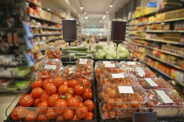 野菜のトマト キュウリ キャベツは野菜店で販売されています 野菜は食料品店の棚にある — ストック写真