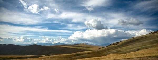 Paisaje Montaña Nubes Lluvia Picos Hierba Verde — Foto de Stock