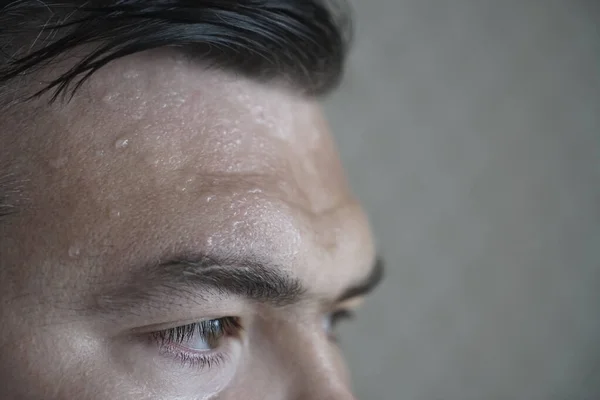 額の汗 汗をかく男の顔 暑い夏 — ストック写真