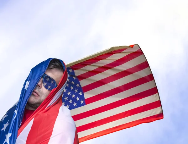 День Независимости Соединенных Штатов Америки Взрослый Человек Завернутый Американский Флаг — стоковое фото