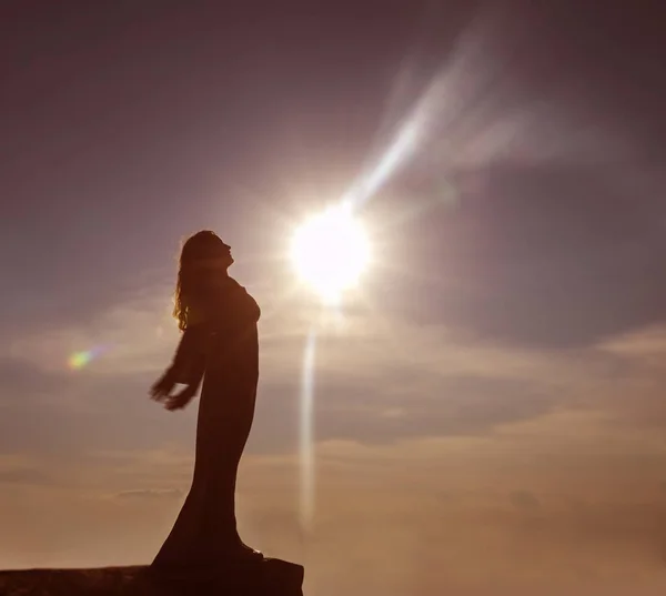 空に立つ女のシルエット — ストック写真