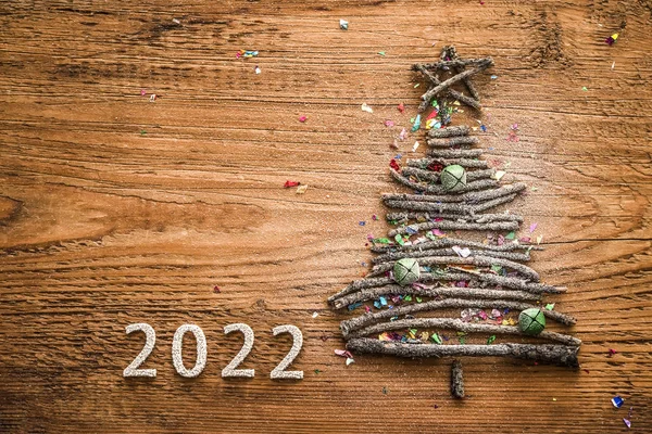 Δέντρο Από Πολλά Ξηρά Stick Χιονισμένα Χριστούγεννα Ξύλο Αστέρι Καμπάνα — Φωτογραφία Αρχείου