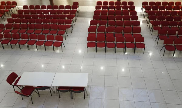 Widok Góry Nowoczesne Czerwone Rzędy Siedzeń Pustych Salach Konferencyjnych Konferencje — Zdjęcie stockowe