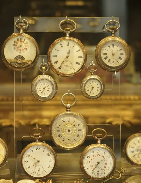 Gouden Antieke Zakhorloges Zijn Veel Displays Vitrine Retro Vintage Zakhorloges — Stockfoto