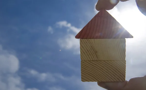 Main Tenant Jouet Maison Bois Contre Ciel Ensoleillé Avec Des — Photo