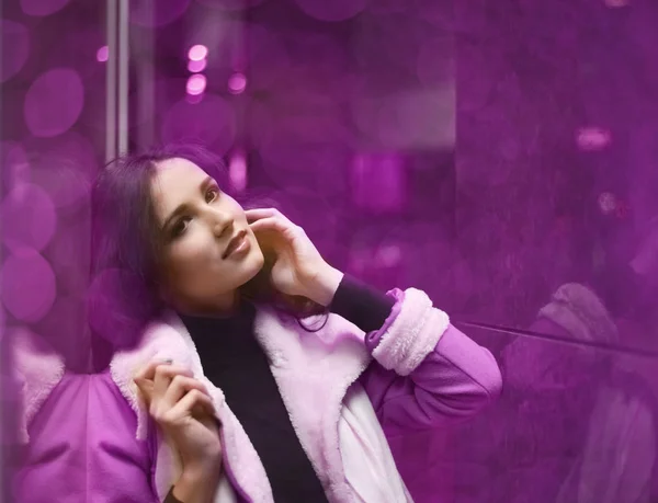 Portrait Jeune Femme Adulte Debout Près Grande Vitrine Scène Nocturne — Photo