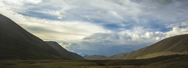 Bergslandskap Och Regnmoln Och Gröna Grästoppar Fjällvåren Landskap Bland Vulkaniska — Stockfoto