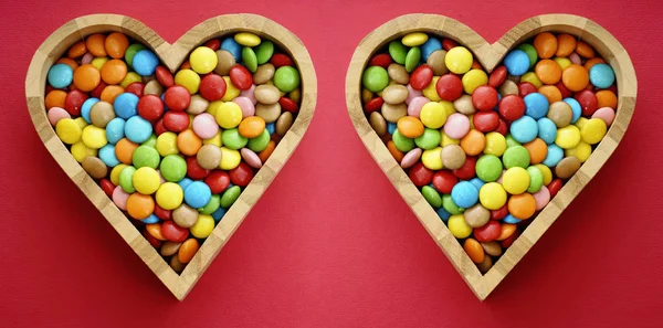 Los Caramelos Multicolores Encuentran Dentro Dos Cajas Madera Forma Corazón —  Fotos de Stock