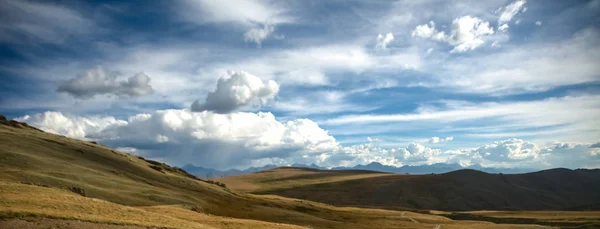 Paisaje Montaña Nubes Lluvia Picos Hierba Verde — Foto de Stock