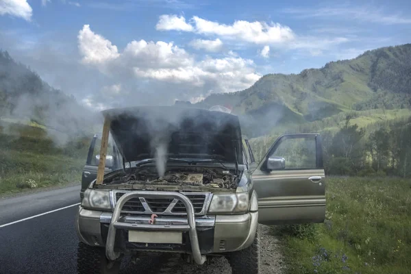 Yaz dağlar karşı ısınmış Suv araba ayakta. Smokey araba motoru. Altay, Rusya Federasyonu