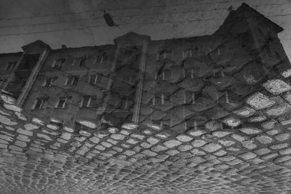 Dopo Pioggia Kaliningrad Riflessione Della Casa Pozzanghera Pietre Calcaree Vecchia — Foto Stock