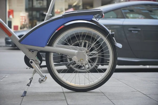 Ensam Offentlig Stad Elektrisk Modern Cykel Parkerad Vid Gatan Hjul — Stockfoto
