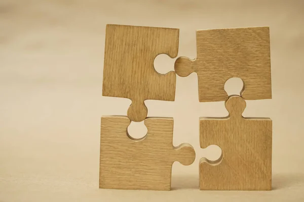 四个白色背景的木制拼图 连接人的概念 — 图库照片