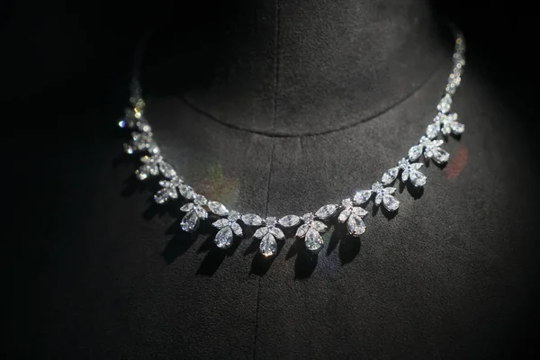 Nyaklánc Gyémántokkal Közelről — Stock Fotó