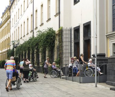Düsseldorf, Almanya: Bir grup engelli erkek ve kadın mekanik tekerlekli sandalyelerini kullanıyor 