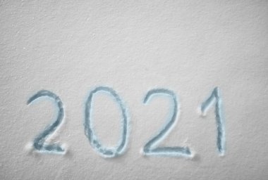 Üst Manzara. Numaralar, takvim tarihi, 2021 yazıtları kış zamanı doğal karlı yüzeyde. Mesaj, Kış Yeni Yıl tatili geçmişi. 2021 mutlu yıllar. kar dokusu 