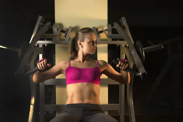 Mujer Forma Joven Haciendo Levantamiento Concentrado Para Bíceps Mientras Está — Foto de Stock