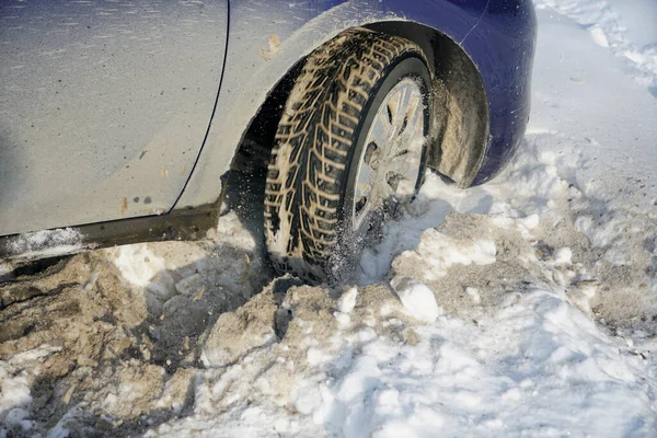 Araba Tekerleği Karda Sıkıştı Kış Lastiklerinin Dönen Tekerleğinden Kar Püskürtüyor — Stok fotoğraf