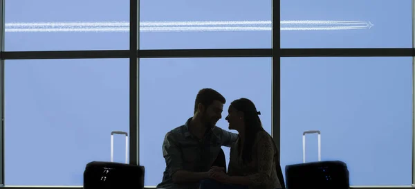 Silhouet Van Jong Liefdevol Paar Luchthaven — Stockfoto