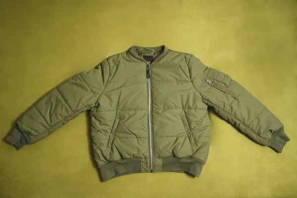 Khaki Casual Bomber Kurtka Izolowana Zielonym Tle — Zdjęcie stockowe