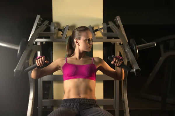 Mujer Forma Joven Haciendo Levantamiento Concentrado Para Bíceps Mientras Está — Foto de Stock