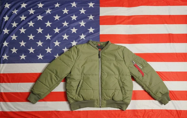 Grüne Khakifarbene Bomberjacke Isoliert Auf Dem Hintergrund Der Amerikanischen Flagge — Stockfoto