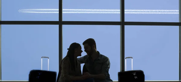 Silhueta Jovem Casal Amoroso Aeroporto — Fotografia de Stock