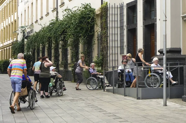 Dusseldorf Alemania Grupo Hombres Mujeres Discapacitados Que Conducen Sus Sillas — Foto de Stock