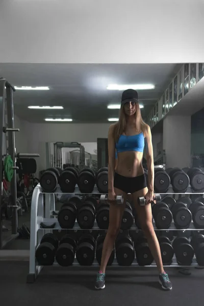 Joven Hermosa Chica Deportiva Haciendo Ejercicio Gimnasio —  Fotos de Stock