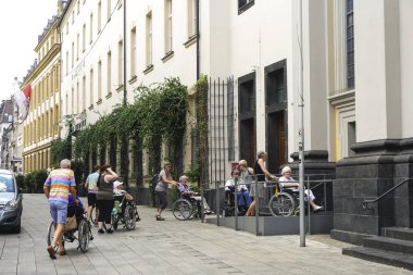 Düsseldorf, Almanya: Bir grup engelli erkek ve kadın mekanik tekerlekli sandalyelerini kullanıyor 