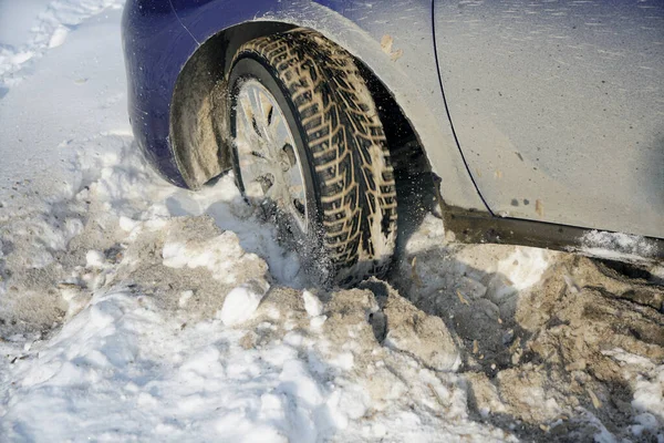 Araba Tekerleği Karda Sıkıştı Kış Lastiklerinin Dönen Tekerleğinden Kar Püskürtüyor — Stok fotoğraf