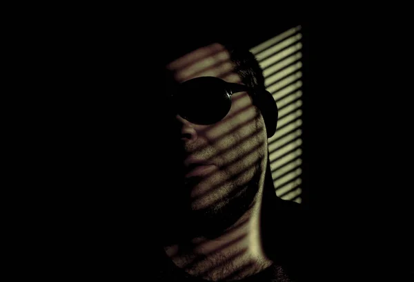 Człowiek Okularach Przeciwsłonecznych Patrzy Przez Okno Cienie Paski Żaluzji Kolorowy — Zdjęcie stockowe