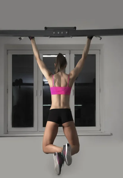 Fitness Toes Bar Γυναίκα Κάνει Προπόνηση Άσκηση Στο Γυμναστήριο Γυναίκα — Φωτογραφία Αρχείου