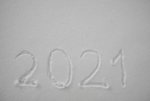 最上階だ 冬の自然の雪の表面に数字 カレンダーの日付 碑文2021 テキスト 冬の新年の休日の背景 2021年あけましておめでとうございます 雪の質感 — ストック写真