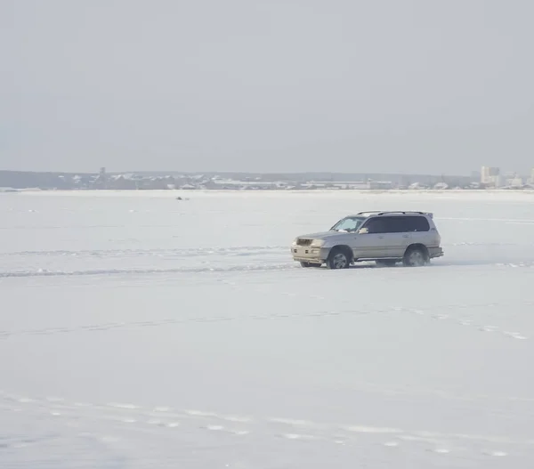 Chelyabinsk Rússia Fevereiro 2020 Carro Prata Lago Coberto Neve Inverno — Fotografia de Stock