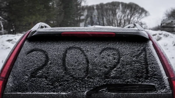 Śnieg Samochodzie Gdzie Numer 2021 Zamyka Tylną Szybę Samochodu Szczęśliwego — Zdjęcie stockowe