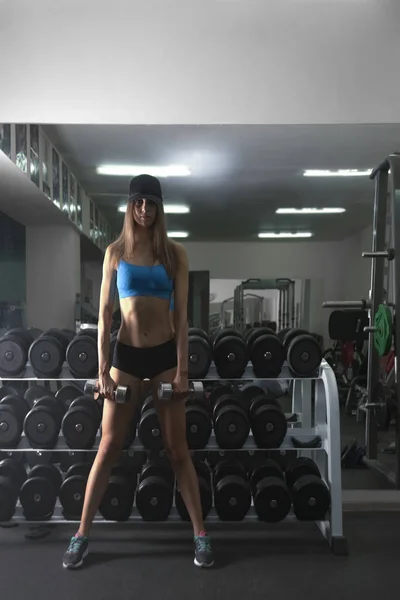 Joven Hermosa Chica Deportiva Haciendo Ejercicio Gimnasio — Foto de Stock