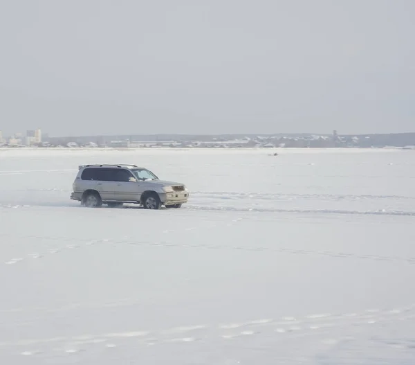 Chelyabinsk Rússia Fevereiro 2020 Carro Prata Lago Coberto Neve Inverno — Fotografia de Stock